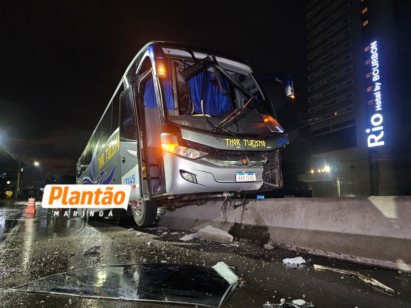 Fotos de Ônibus colide contra mureta em viaduto recém-inaugurado em Maringá
