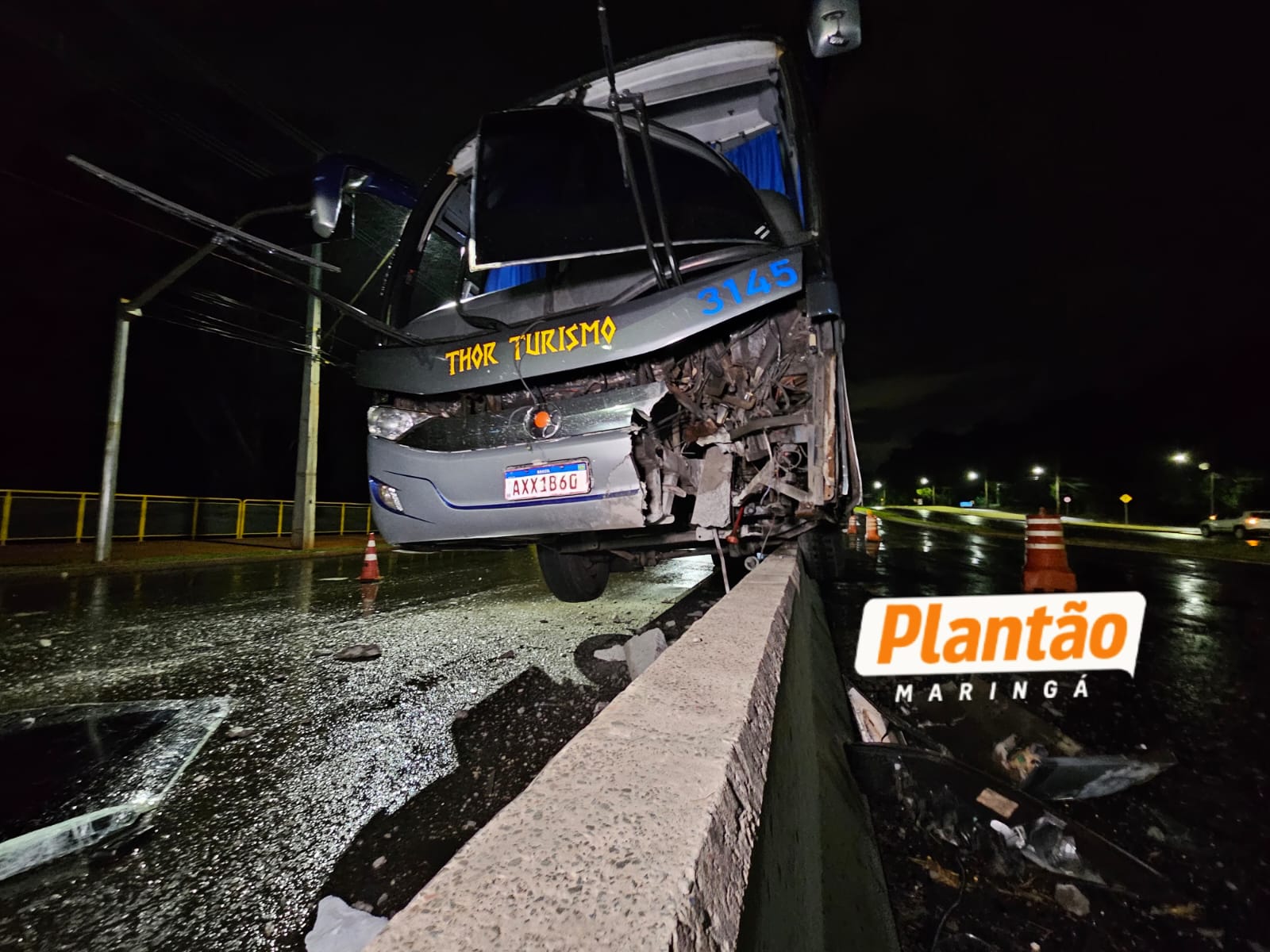 Fotos de Ônibus colide contra mureta em viaduto recém-inaugurado em Maringá