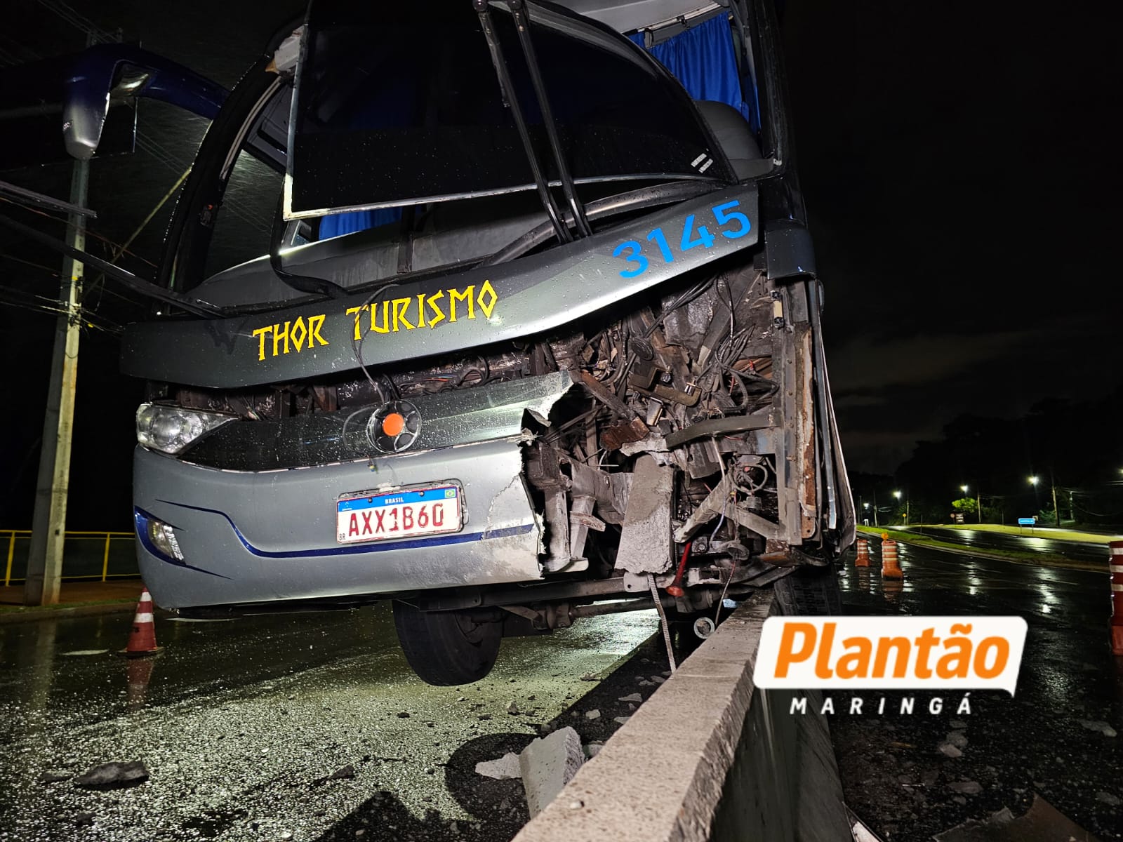 Ônibus colide contra mureta em viaduto recém-inaugurado em Maringá Foto 4 Fotos de Ônibus colide contra mureta em viaduto recém-inaugurado em Maringá