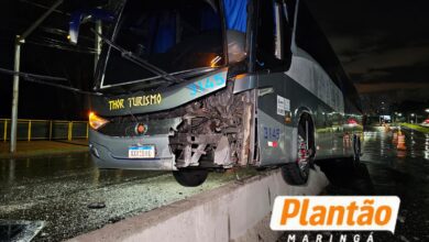 Fotos de Ônibus colide contra mureta em viaduto recém-inaugurado em Maringá