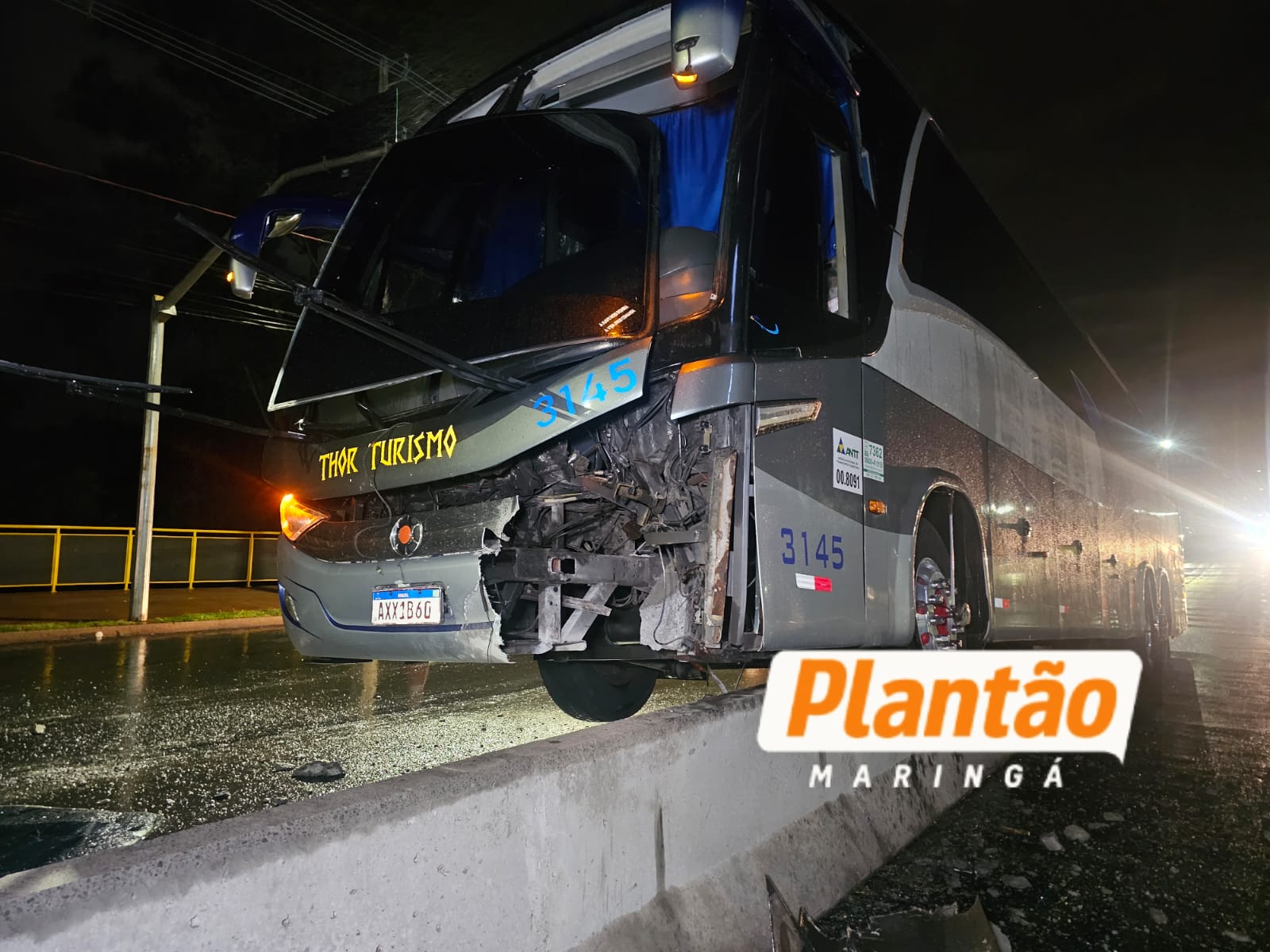 Fotos de Ônibus colide contra mureta em viaduto recém-inaugurado em Maringá