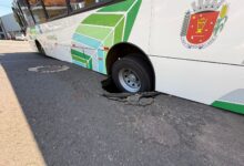 Fotos de Ônibus com passageiros do transporte coletivo afunda após asfalto ceder em Maringá; vídeo mostra a situação