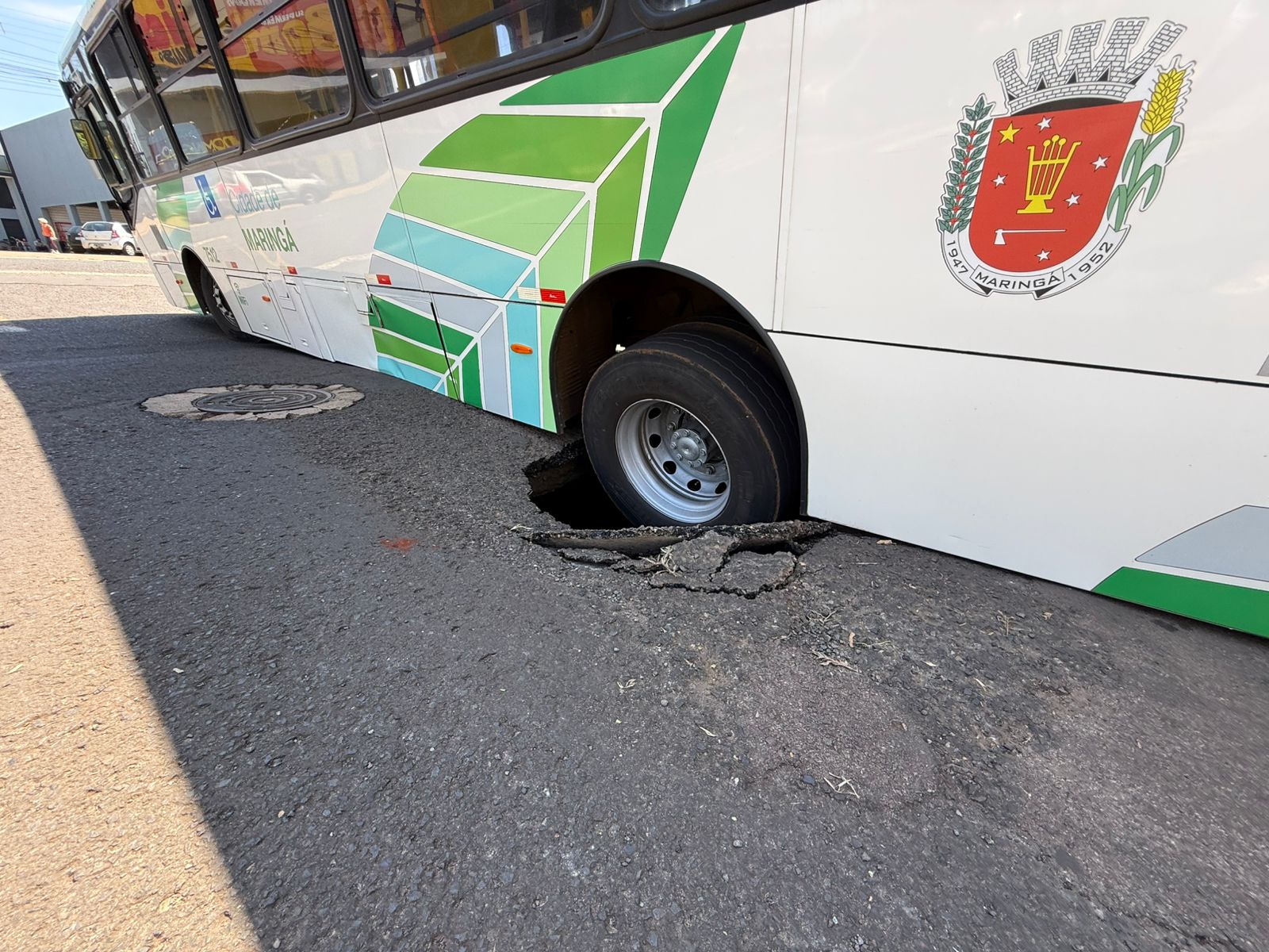 Ônibus com passageiros do transporte coletivo afunda após asfalto ceder em Maringá; vídeo mostra a situação Foto 1 Fotos de Ônibus com passageiros do transporte coletivo afunda após asfalto ceder em Maringá; vídeo mostra a situação