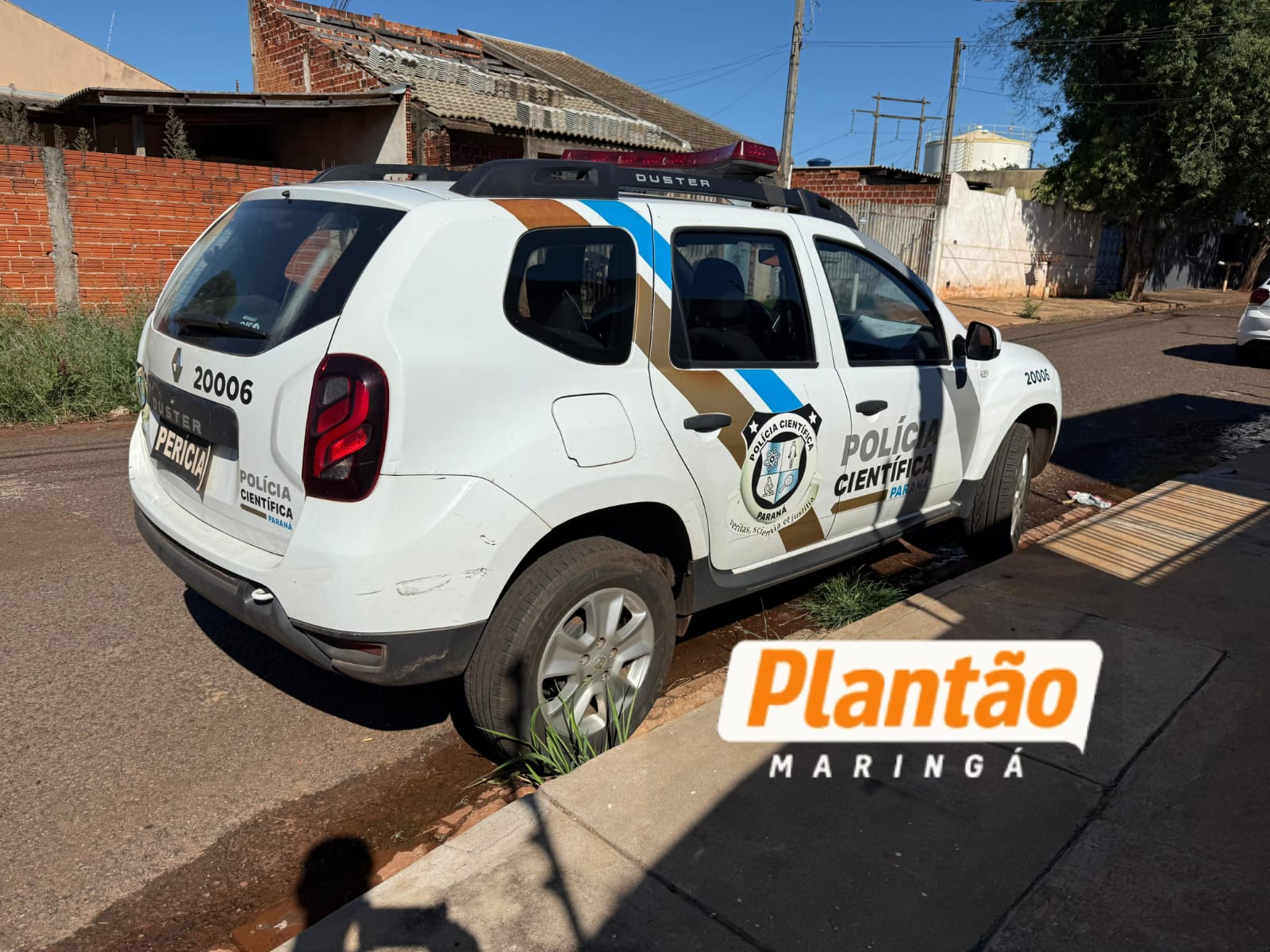 Fotos de Polícia Científica faz perícia em casa onde menina de 9 anos foi baleada em Sarandi; familiares são levados à delegacia