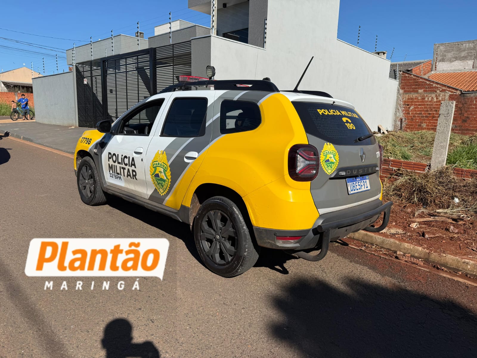 Fotos de Polícia Científica faz perícia em casa onde menina de 9 anos foi baleada em Sarandi; familiares são levados à delegacia