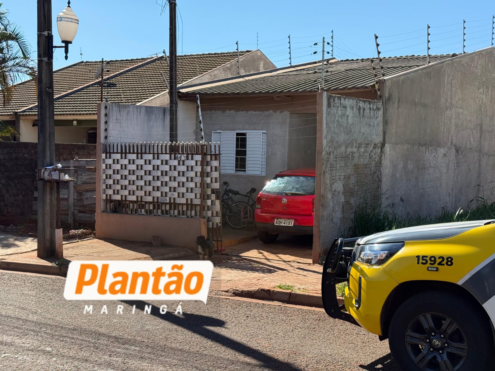 Fotos de Polícia Científica faz perícia em casa onde menina de 9 anos foi baleada em Sarandi; familiares são levados à delegacia