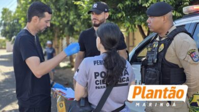 Fotos de Polícia Científica faz perícia em casa onde menina de 9 anos foi baleada em Sarandi; familiares são levados à delegacia