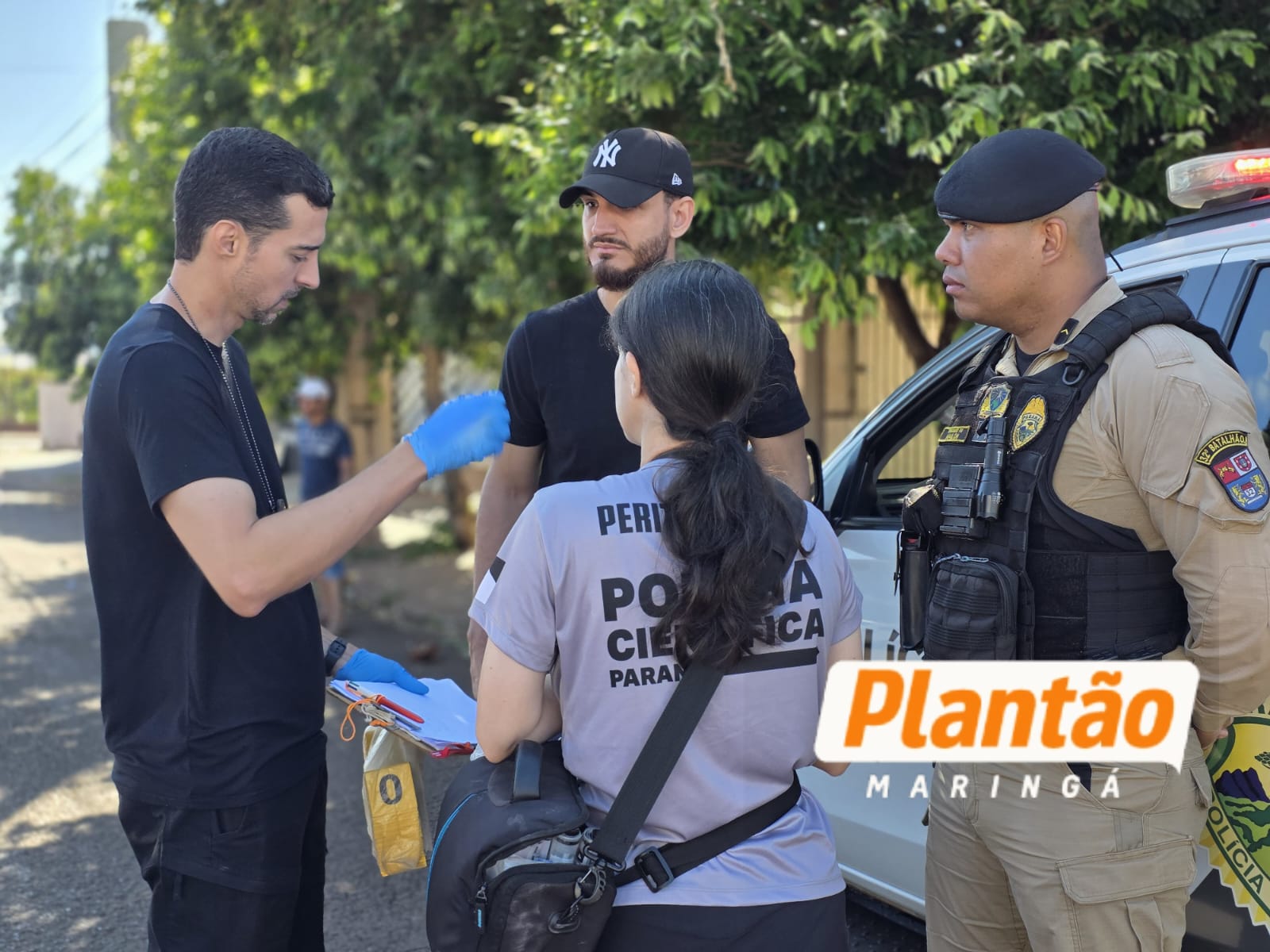 Fotos de Polícia Científica faz perícia em casa onde menina de 9 anos foi baleada em Sarandi; familiares são levados à delegacia