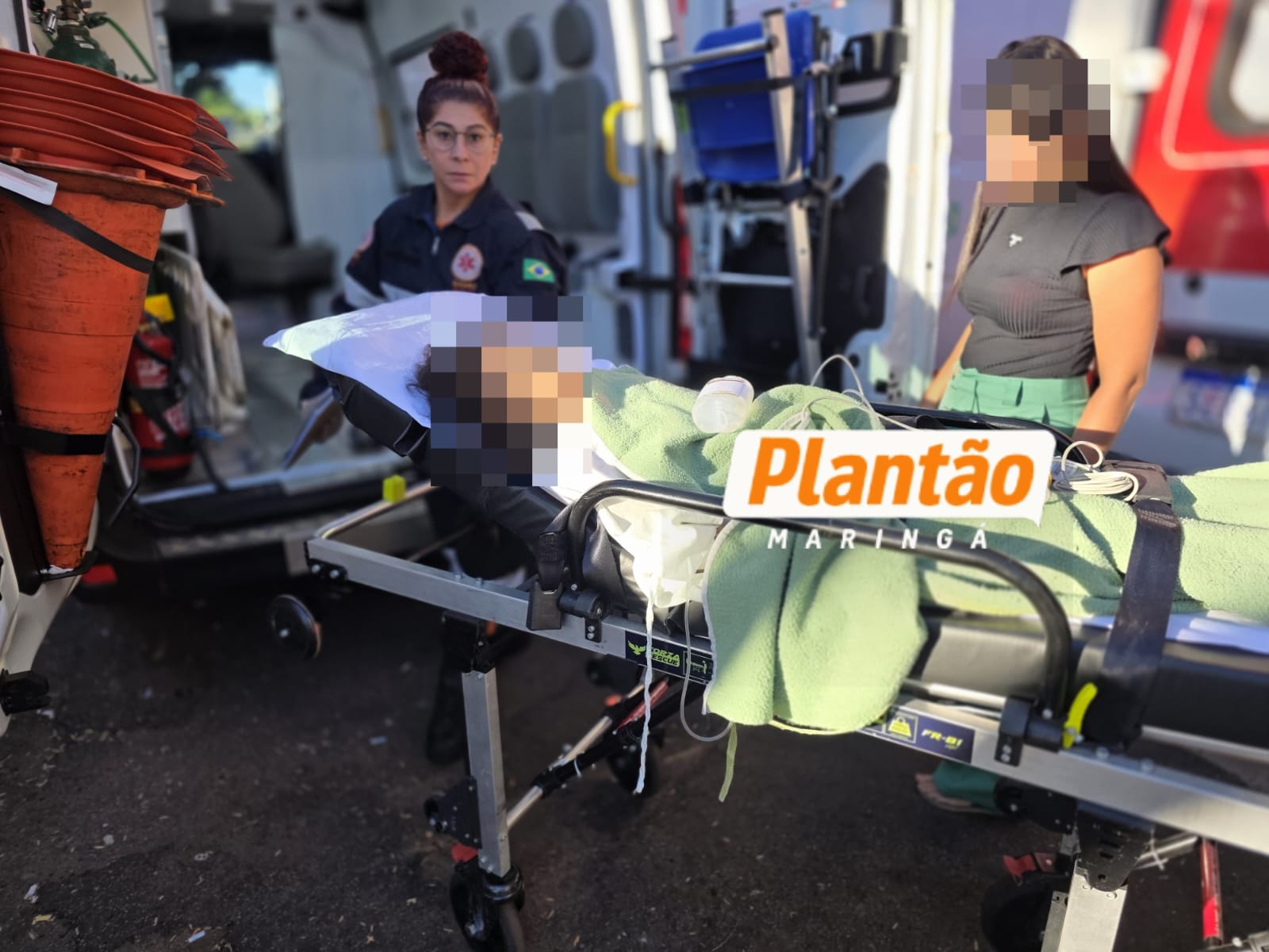 Fotos de Polícia Científica faz perícia em casa onde menina de 9 anos foi baleada em Sarandi; familiares são levados à delegacia