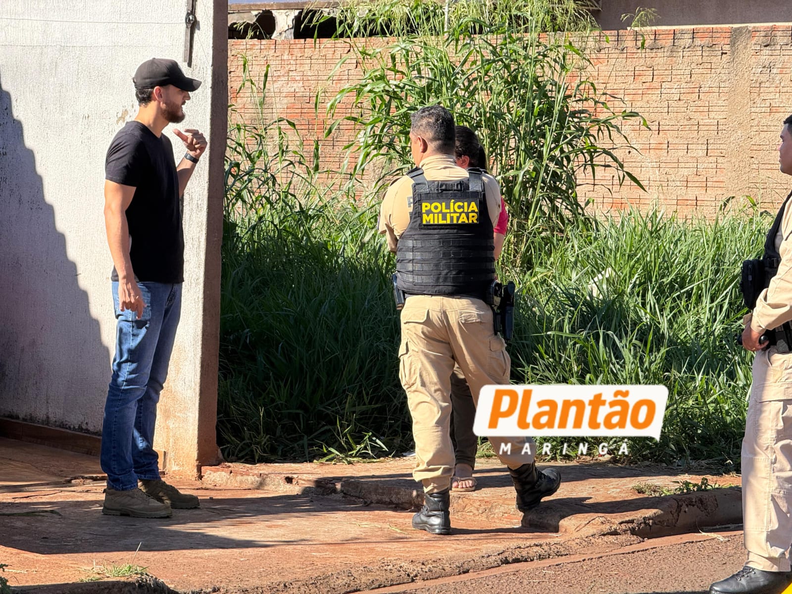 Fotos de Polícia Científica faz perícia em casa onde menina de 9 anos foi baleada em Sarandi; familiares são levados à delegacia