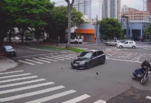 Fotos de Vídeo: Motociclista sofre grave trauma de crânio após carro invadir preferencial em cruzamento de Maringá
