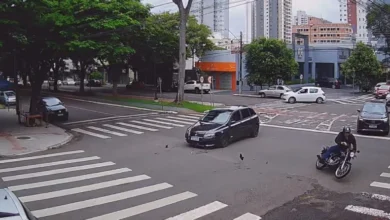Fotos de Vídeo: Motociclista sofre grave trauma de crânio após carro invadir preferencial em cruzamento de Maringá