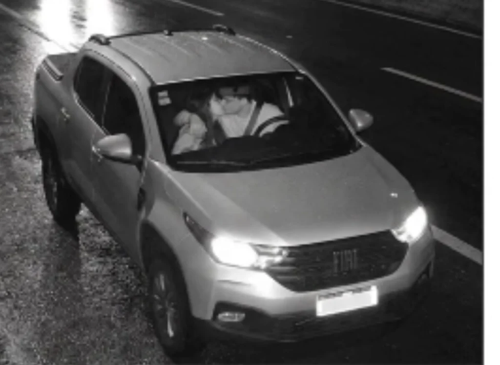 Vídeo viral de Maringá mostra ‘multa de trânsito por beijo’ e verdade surpreende; entenda Foto 1 Fotos de Vídeo viral de Maringá mostra ‘multa de trânsito por beijo’ e verdade surpreende; entenda