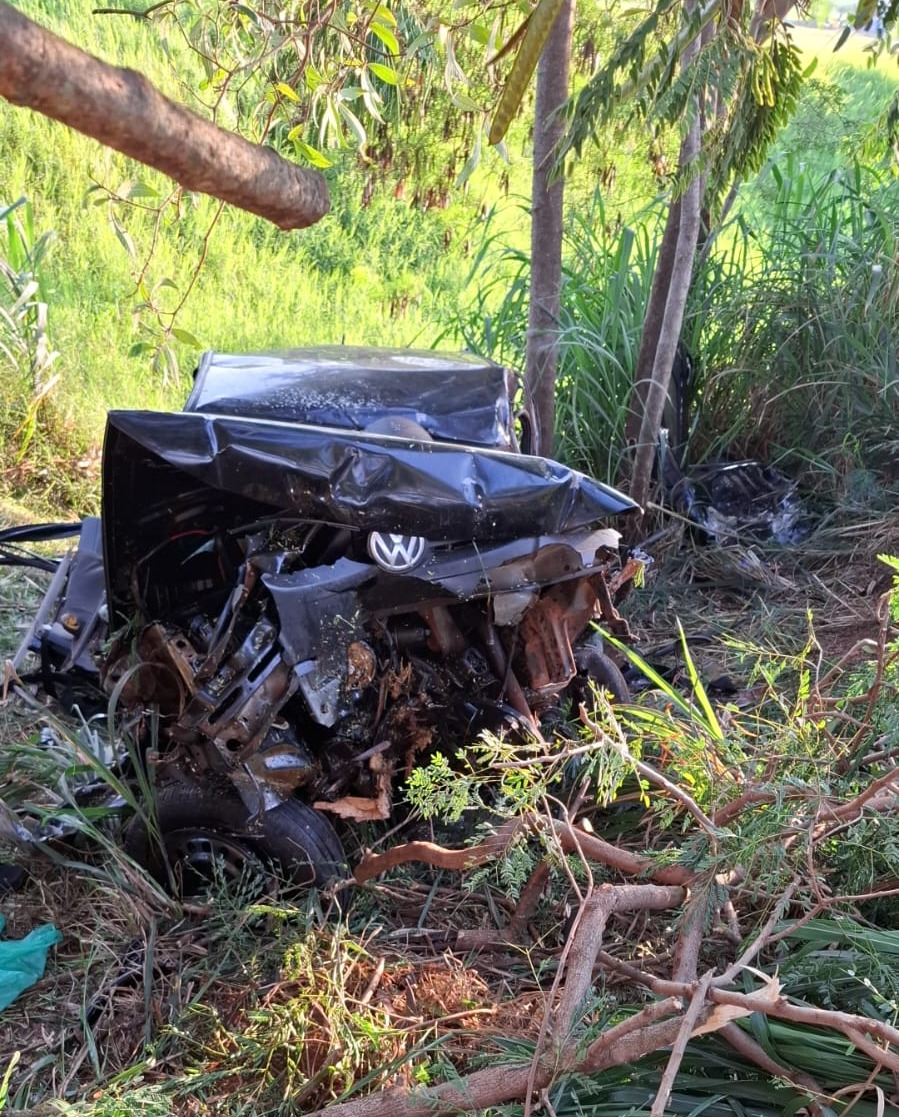 Fotos de Colisão com árvore na PR-550 mata duas pessoas e deixa outra em estado gravíssimo