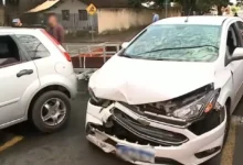 Fotos de Acidente em cruzamento de Maringá com mãe e crianças a caminho da escola deixa motorista ferido