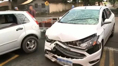 Fotos de Acidente em cruzamento de Maringá com mãe e crianças a caminho da escola deixa motorista ferido