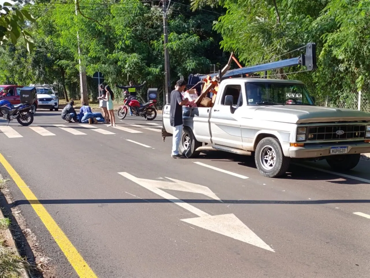 Fotos de Acidente em Maringá deixa motociclista ferido após caminhonete invadir preferencial