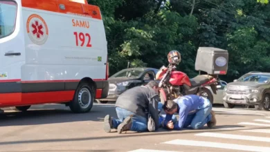 Fotos de Acidente em Maringá deixa motociclista ferido após caminhonete invadir preferencial