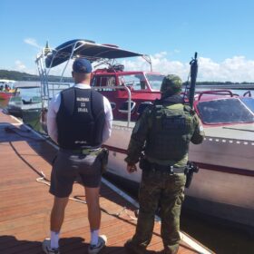 Fotos de Bandidos rendem casal, jogam vítimas no Rio Paraná e roubam veleiro de R$ 800 mil em Porto Rico