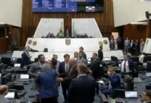 Fotos de Bate-boca entre os deputados Do Carmo e Matheus Vermelho termina em confusão na Assembleia do Paraná; veja o vídeo