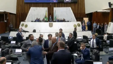Fotos de Bate-boca entre os deputados Do Carmo e Matheus Vermelho termina em confusão na Assembleia do Paraná; veja o vídeo