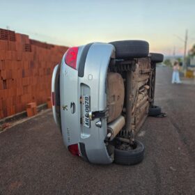 Fotos de Câmera flagra motorista com sinais de embriaguez provocando acidente e tombando carro em Maringá