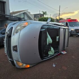 Fotos de Câmera flagra motorista com sinais de embriaguez provocando acidente e tombando carro em Maringá