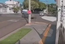 Fotos de Câmera registra batida em cruzamento que termina com carro tombado e motorista ferido em Maringá