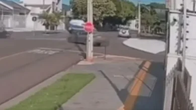 Fotos de Câmera registra batida em cruzamento que termina com carro tombado e motorista ferido em Maringá