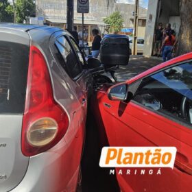 Fotos de Carro perde controle e capota em batida envolvendo 4 veículos; vídeo mostra o acidente