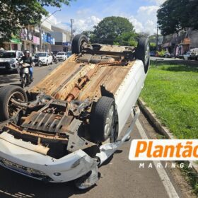 Fotos de Carro perde controle e capota em batida envolvendo 4 veículos; vídeo mostra o acidente