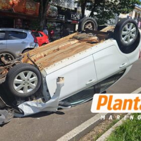 Fotos de Carro perde controle e capota em batida envolvendo 4 veículos; vídeo mostra o acidente