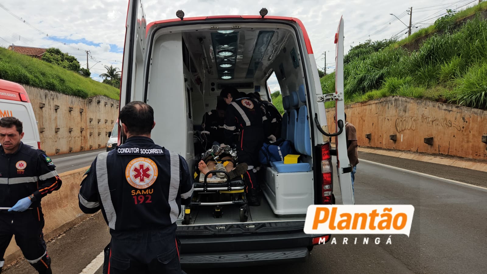 Fotos de Casal fica ferido após queda de moto no Contorno Norte de Maringá