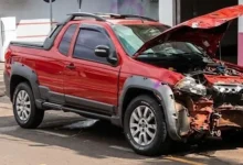 Fotos de Colisão entre duas picapes deixa motorista ferido em cruzamento movimentado de Sarandi