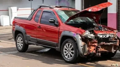 Fotos de Colisão entre duas picapes deixa motorista ferido em cruzamento movimentado de Sarandi