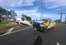 Fotos de Colisão lateral faz carro capotar na PR-317 em Maringá; duas pessoas ficam feridas