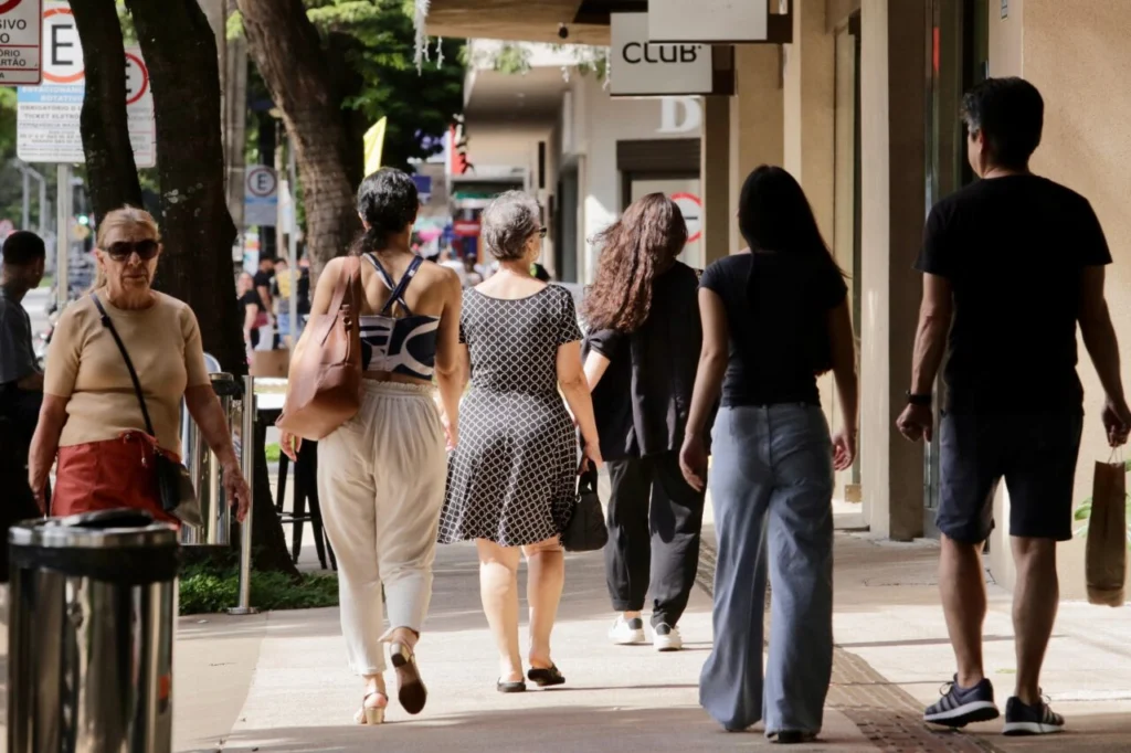 Fotos de Dia do Trabalhador: O que vai abrir e fechar no feriado de 1º de maio em Maringá