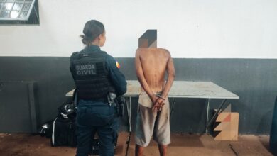 Fotos de GCM de Maringá detém homem após ameaças e agressão contra o próprio Pai