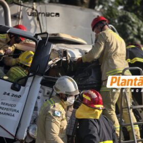 Fotos de Grave acidente com caminhão da coleta seletiva deixa quatro trabalhadores feridos em Maringá