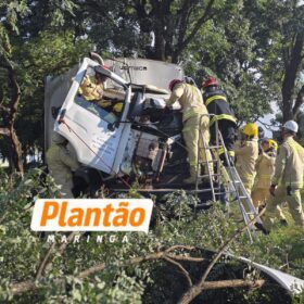 Fotos de Grave acidente com caminhão da coleta seletiva deixa quatro trabalhadores feridos em Maringá