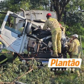Fotos de Grave acidente com caminhão da coleta seletiva deixa quatro trabalhadores feridos em Maringá