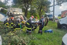 Fotos de Grave acidente com caminhão da coleta seletiva deixa quatro trabalhadores feridos em Maringá