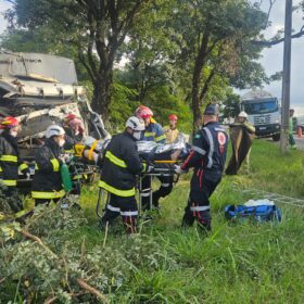 Fotos de Grave acidente com caminhão da coleta seletiva deixa quatro trabalhadores feridos em Maringá
