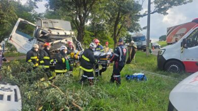 Fotos de Grave acidente com caminhão da coleta seletiva deixa quatro trabalhadores feridos em Maringá