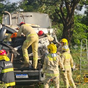 Fotos de Grave acidente com caminhão da coleta seletiva deixa quatro trabalhadores feridos em Maringá