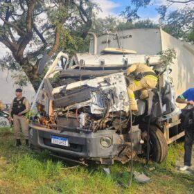 Fotos de Grave acidente com caminhão da coleta seletiva deixa quatro trabalhadores feridos em Maringá