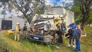 Fotos de Motorista de caminhão envolvido em grave acidente no Contorno Sul em Maringá tem perna amputada e segue na UTI