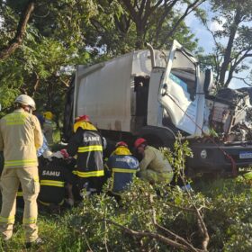Fotos de Grave acidente com caminhão da coleta seletiva deixa quatro trabalhadores feridos em Maringá