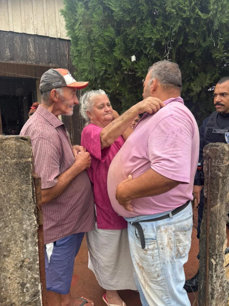 Guarda de Maringá encontra mulher desorientada às margens de rodovia e a devolve à família em Maringá Foto 2 Fotos de Guarda de Maringá encontra mulher desorientada às margens de rodovia e a devolve à família em Maringá