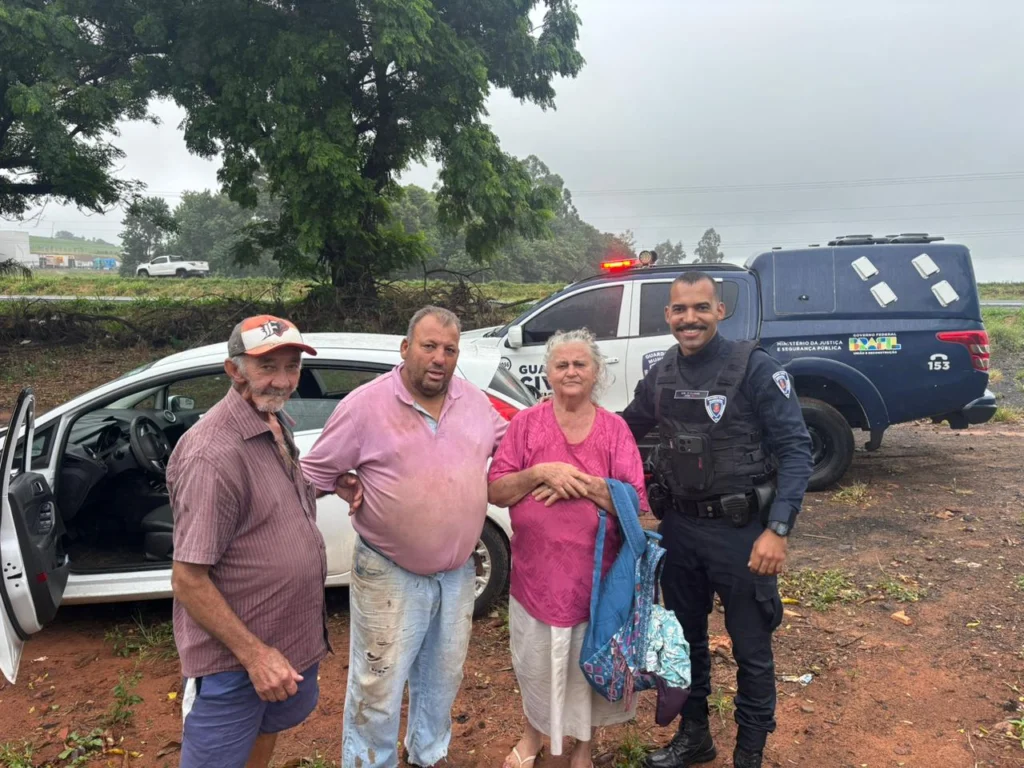 Guarda de Maringá encontra mulher desorientada às margens de rodovia e a devolve à família em Maringá Foto 1 Fotos de Guarda de Maringá encontra mulher desorientada às margens de rodovia e a devolve à família em Maringá